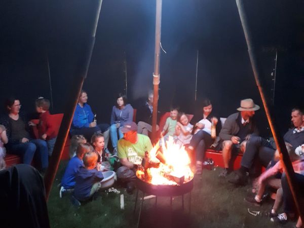 Am Lagerfeuer gemachtes Popcorn schmeckt einfach besonders gut Am Lagerfeuer gemachtes Popcorn schmeckt einfach besonders gut